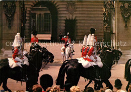 73255216 London Her Majesty The Queen Acknowledges The Salute Of The Life Guards - Altri & Non Classificati