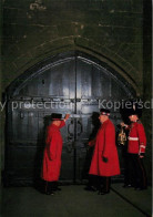 73255206 London Tower Yeoman Warders Closing The Gate Of The Middle Tower - Autres & Non Classés