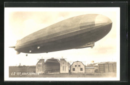 AK Luftschiff LZ 127 Graf Zeppelin über Der Luftschiffhalle  - Dirigeables