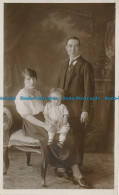 R024775 Old Postcard. Woman With Man And Child. The London - Altri & Non Classificati