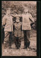 AK Soldaten In Uniform, Zwei Riesen Und Ein Kleinerer  - Autres & Non Classés