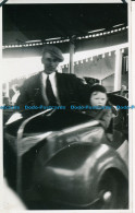 R024820 Old Postcard. A Man And Child In The Car Attractions - Mondo