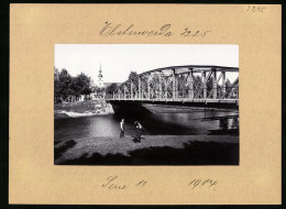 Fotografie Brück & Sohn Meissen, Ansicht Elsterwerda, Uferpartie Mit Brücke & Kirche Im Hintergrund  - Places