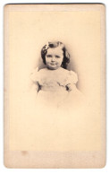 Fotografie Unbekannter Fotograf Und Ort, Portrait Prinzessin Luise Margarete Von Preussen Als Kleines Mädchen  - Célébrités