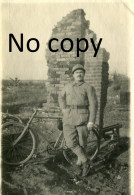 PHOTO FRANCAISE 224e RI - POILU CYCLISTE A LE FAYET PRES DE SAINT QUENTIN - GUERRE AISNE 1914 1918 - Guerra, Militares