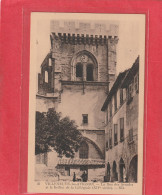 36. VILLENEUVE-LES-AVIGNON . LA RUE DES ARCADES ET LE BEFFROI DE LA COLLEGIALE .  CARTE NON ECRITE - Villeneuve-lès-Avignon