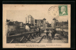 CPA La Roche-Posay, Entrée De La Rue Bourbon, Vue Prise Sur Le Pont Suspendu  - La Roche Posay