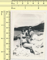 REAL PHOTO Couple On Beach Bikini Woman Shirtless Man Maillot De Bain Femme Et Homme Sur Plage Old Photo SNAPSHOT - Anonieme Personen