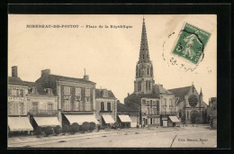 CPA Mirebeau-en-Poitou, Place De La République  - Mirebeau