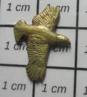 713H Pin's Pins / Beau Et Rare / ANIMAUX / OISEAU GIBIER PERDRIX METAL JAUNE - Dieren