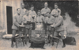 Militaria - Carte Photo - Groupe De Soldats - 3e B.O.A. Classe 1923 - Honneurs Aux Anciens - Régiments