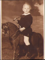 Boy With Toy Horse, Wien, 1930 - Anonieme Personen