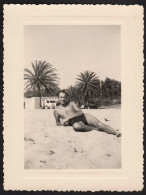 Jolie Photographie D'un Homme à La Plage En 1955, Torse Nu Maillot De Bain Half Naked Sexy Muscle Gay Int 8,1 X 10,8cm - Sonstige & Ohne Zuordnung