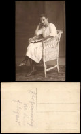 Ansichtskarte  Menschen / Soziales Leben - Fraue Im Korbstuhl 1916 - Personaggi