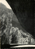 48 - Les Gorges Du Tarn - Falaise Surplombant La Route - Mention Photographie Véritable - Carte Dentelée - CPSM Grand Fo - Gorges Du Tarn