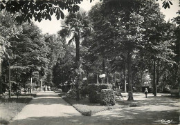 07 - Vals Les Bains - Intérieur Du Parc - Animée - Mention Photographie Véritable - Carte Dentelée - CPSM Grand Format - - Vals Les Bains