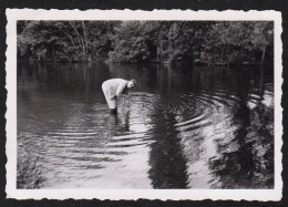 Jolie Photographie 16 Juillet 1956, Un Homme à La Pêche Au Filet Dans La Cure à Bessy Sur Cure,  Yonne, 6 X 8,9 Cm - Lieux