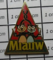 3617 Pin's Pins / Beau Et Rare / ANIMAUX / COUPLE DE CHATS BUVANT LE CHAMPAGNE MIAUW - Animals