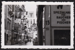 Jolie Photographie Années 50, Kapellgasse De Luzern, Lucerne, Commerces, Drapeaux, Suisse, 9,1 X 6 Cm - Lieux