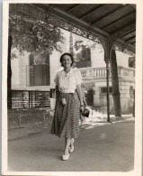 Photographie Photo Vintage Snapshot Photographe De Rue Marche Femme Mode - Autres & Non Classés