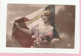 FEMME AVEC UN DRAPEAU FRANCAIS - Patriotiques