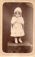 Photographie Photo Vintage Snapshot Enfant Fillette Mode Piédestal Bonnet - Anonieme Personen