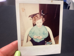 Photography Photo Snapshot 1970 Polaroïd, Photo Couleur, Petite Fille, Assis Sur Une Chaise, Quelque Chose Dans La Main - Anonieme Personen