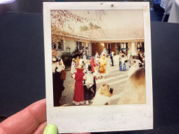 Photography Photo Snapshot 1970 Polaroïd, Carnaval Enfants Déguisés Dans La Cour De L’école Avec Parents Fille Garçon - Personas Anónimos