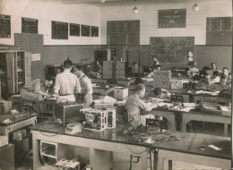 13.n° 25219. Salon De Provence . Ecole De L Air. Laboratoire Des Telecommunications. Carte Postale Photo. Cpsm. - Salon De Provence