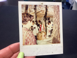 Photography Photo Snapshot 1970 Polaroïd, Carnaval Enfants Déguisés Dans La Cour De L’école Avec Parents Fille Garçon - Anonieme Personen