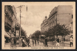 AK Bukarest, Boulevard Der Akademie Und Hotel Bristol, Passanten, Strassenbahn  - Tram