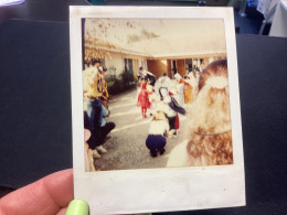 Photography Photo Snapshot 1970 Polaroïd, Carnaval Enfants Déguisés Dans La Cour De L’école Avec Parents Fille Garçon - Anonieme Personen