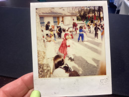 Photography Photo Snapshot 1970 Couleur Polaroïd, Carnaval, Enfants Déguisés Qui Dansent Dans La Cour De L’école Fille G - Anonieme Personen