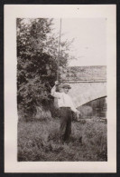 Jolie Photographie Août 1931, Un Homme En Train De Pêcher Sous Un Pont à Vendôme, Loir Et Cher, 4,8 X 7,1 Cm - Lugares