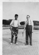 Photographie Photo Vintage Snapshot Tennis Raquette Court Bretelles - Sonstige & Ohne Zuordnung