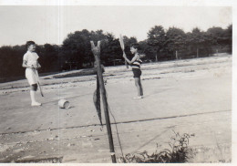 Photographie Photo Vintage Snapshot Tennis Raquette Court  - Other & Unclassified