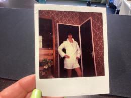 Photography Photo Snapshot 1980 Polaroïd, Couleur, Femme, Habillée En Marin Blanc, Short Qui Prend La Pause Porte Tapis - Anonieme Personen