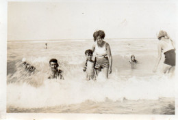 Photographie Photo Vintage Snapshot Plage Beach Maillot Bain Enfant Vague - Places