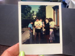 Photography Photo Snapshot 1980 Polaroïd, Couleur Femme, Cigarette à La Main Devant Fenêtre, Garçon, Appareil Photo à La - Anonymous Persons