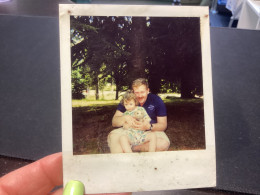 Photography Photo Snapshot 1980 Polaroïd, Couleur, Homme, Accroupi, Fille Dans Ses Bras Contre Lui, Nounours, Ancien à L - Anonieme Personen