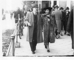 Photographie Photo Vintage Snapshot Marche Walking Mode Fashion Rue Street - Anonymous Persons