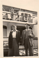 Photographie Photo Vintage Snapshot Annecy Bateau France Couple - Anonymous Persons