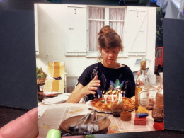 Photography Photo Couleur Snapshot 1980 Femme, Assis à Table, En Train De Souffler Ses Bougies Derrière Fenêtre, Alcool - Anonieme Personen