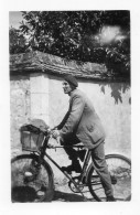 Photographie Photo Vintage Snapshot Vélo Bicyclette Bicycle Cycliste Béret - Other & Unclassified