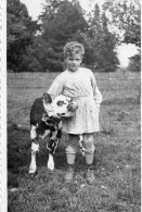 Photographie Photo Vintage Snapshot Veau Vache Enfant Blouse - Sonstige & Ohne Zuordnung