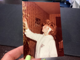 Photo Couleur Snapshot 1980 Fille Cheveux Bouclés, La Tête En L’air, La Main Dans Les Plantes Tapisserie, Photo Derrière - Anonymous Persons