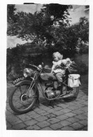 Photographie Photo Vintage Snapshot Moto Motocyclette Motocycle Enfant - Sonstige & Ohne Zuordnung