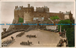 R027309 Changing The Guard. Edinburgh Castle. Valentine. RP. 1938 - Welt