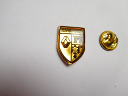 Beau Pin's , Auto Renault , Dinan , Blason , Côtes D'Armor , Signé JYFSA - Renault