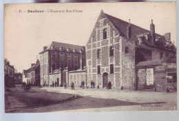 80 - DOULLENS - HOSPICE Et RUE D'ARRAS - ANIMÉE - - Doullens